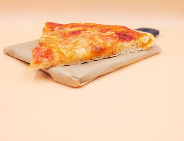 Pizza with mozzarella and tomato sauce recipe
