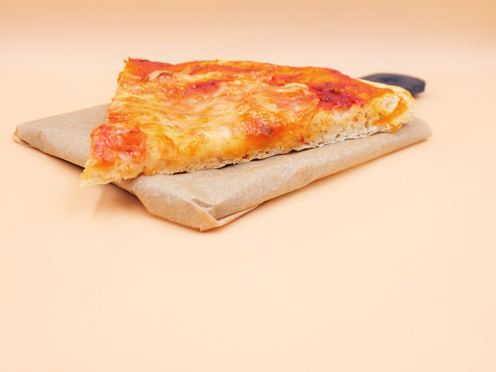 Pizza with mozzarella and tomato sauce recipe