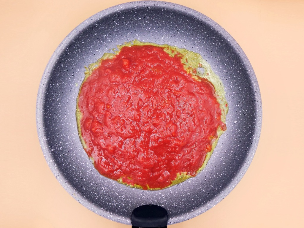 Pasta with tomato sauce recipe