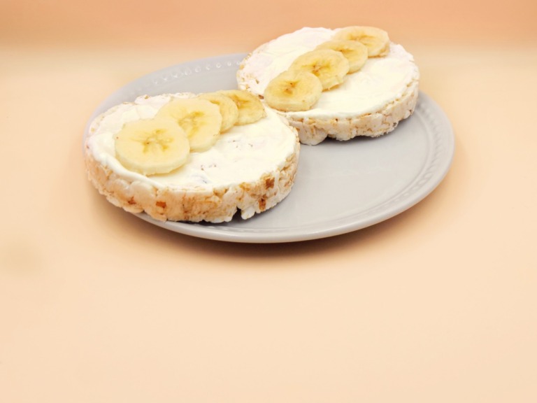 Rice cakes with ricotta cheese and banana recipe