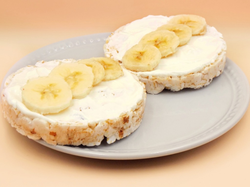 Rice cakes with ricotta cheese and banana recipe