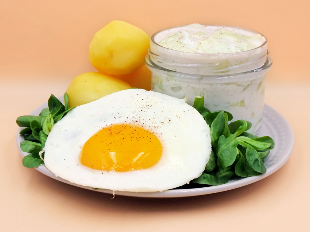 Fried egg with potatoes and cucumber salad recipe