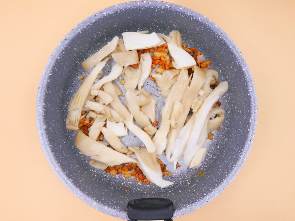 Bulgur with oyster mushrooms in yogurt sauce recipe