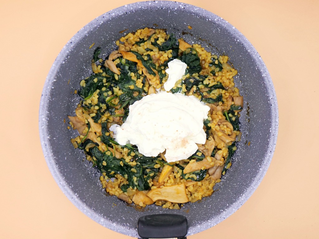 Bulgur with oyster mushrooms in yogurt sauce recipe