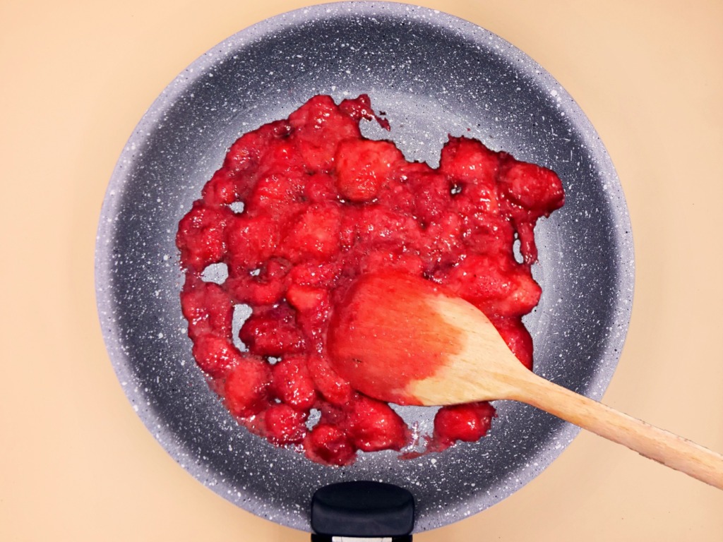 Coconut oatmeal with strawberry purée recipe