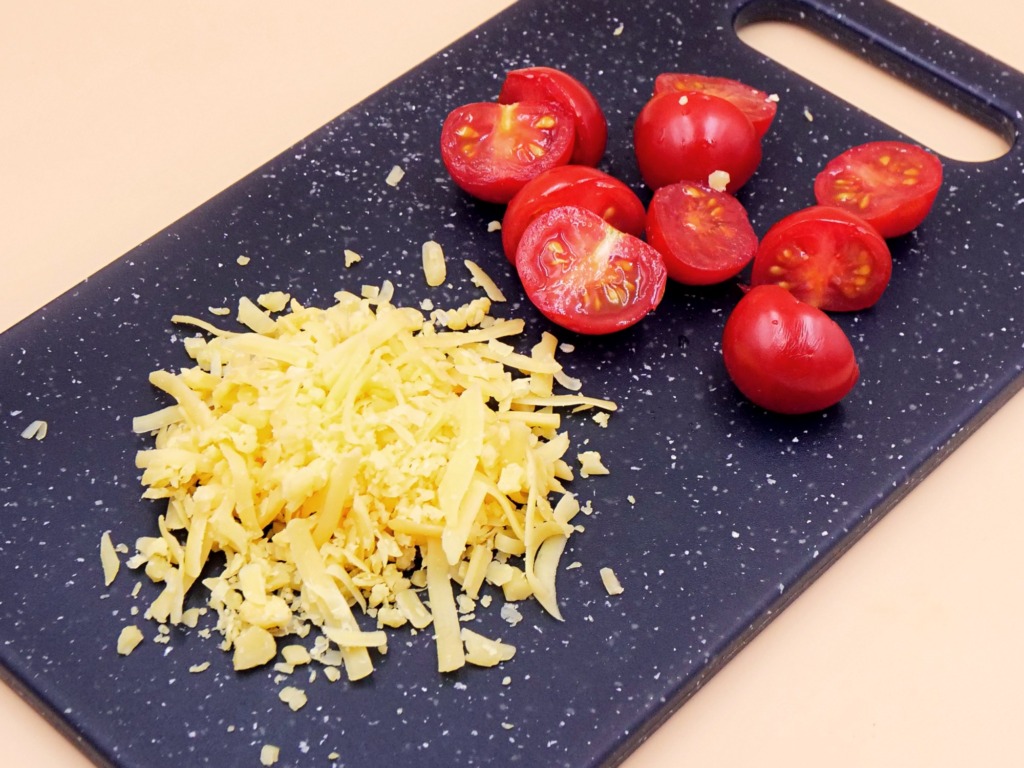Cottage cheese with cheddar and cherry tomatoes recipe