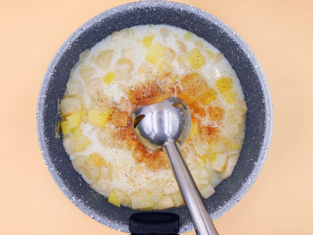 Cream soup with white vegetables and pear recipe