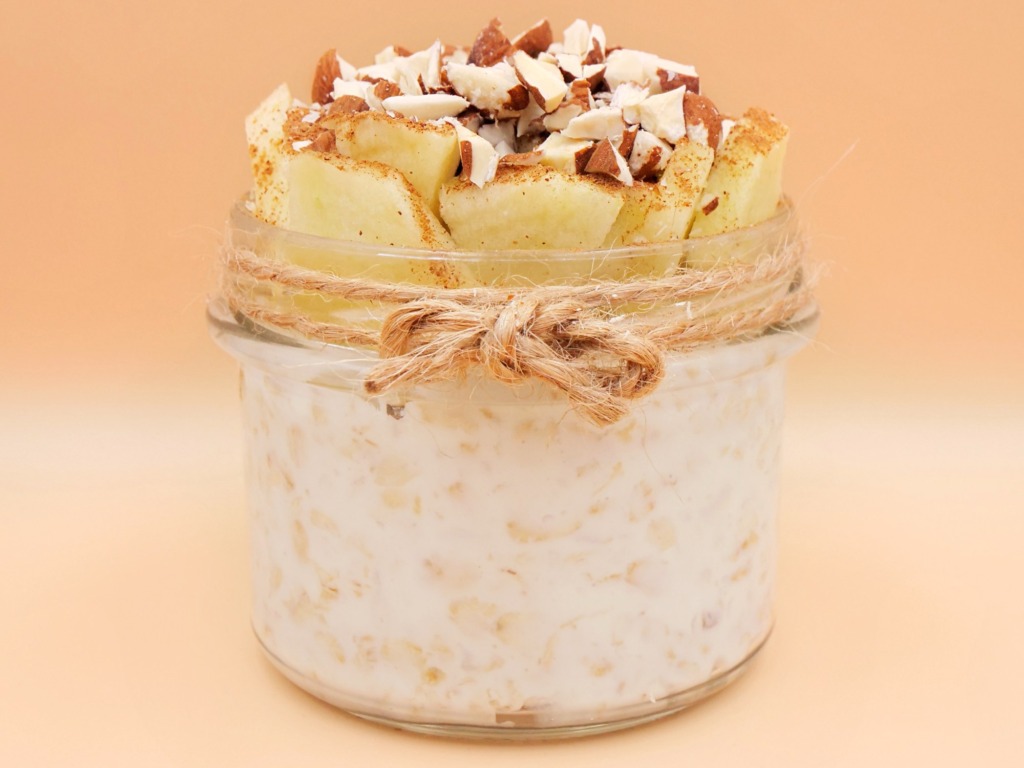 Oat flakes in yogurt with apple and almonds recipe