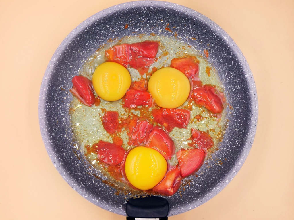 Scrambled eggs with tomato recipe