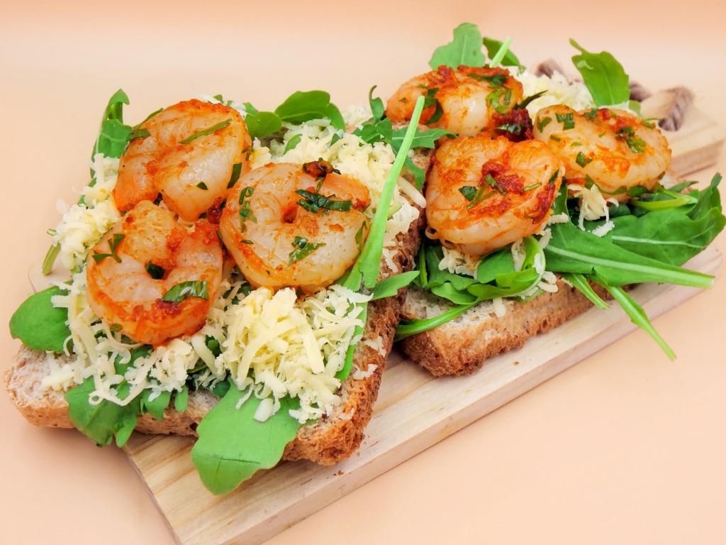 Toasts with shrimp, parmesan cheese and arugula recipe