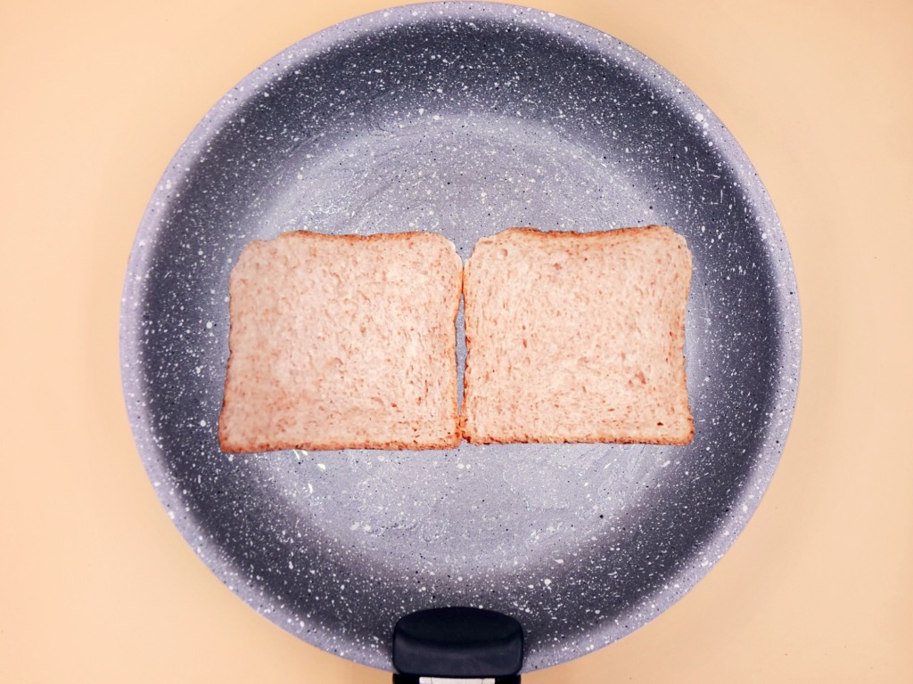 Toasts with shrimp, parmesan cheese and arugula recipe