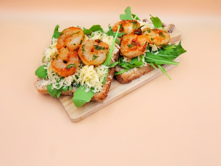 Toasts with shrimp, parmesan cheese and arugula recipe