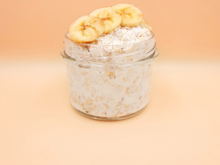 Oat flakes in yogurt with banana recipe