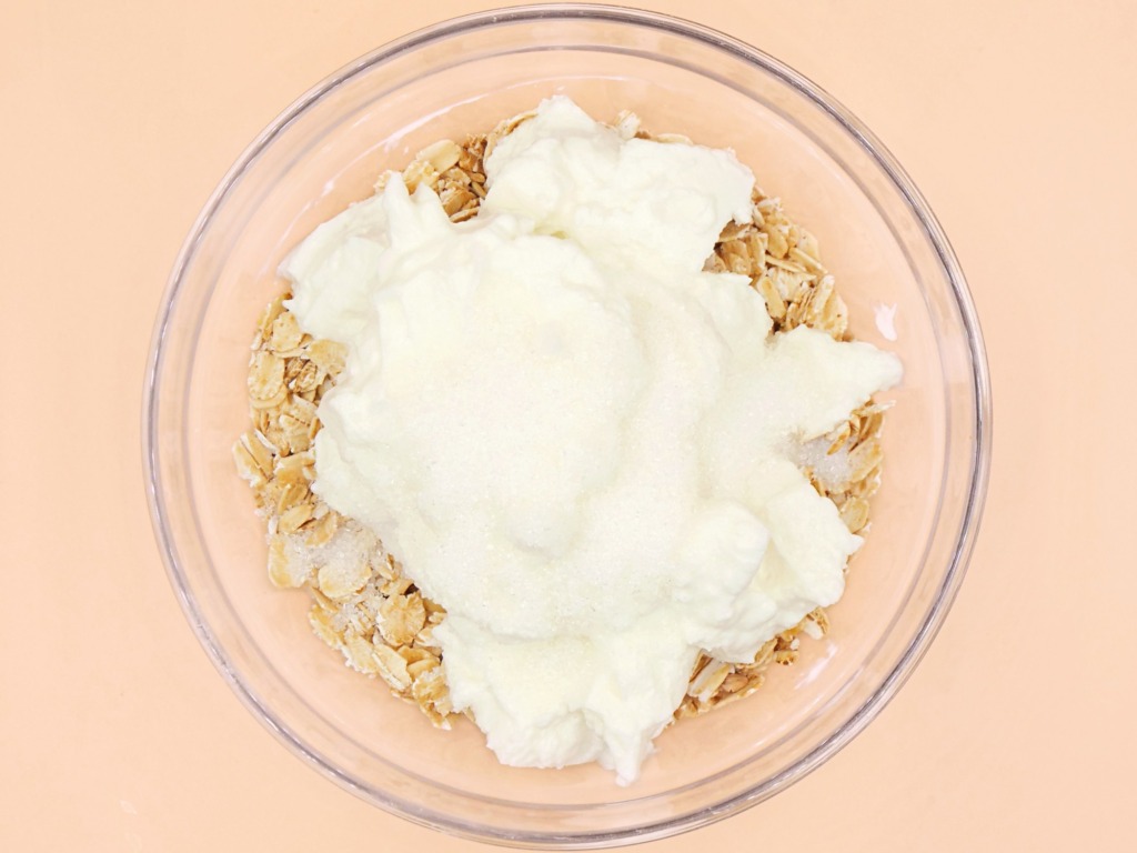 Oat flakes in yogurt with banana recipe
