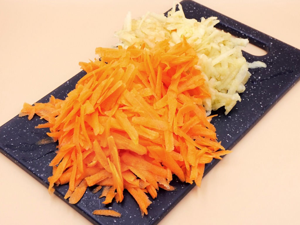 Carrot, apple and raisin salad with olive oil recipe