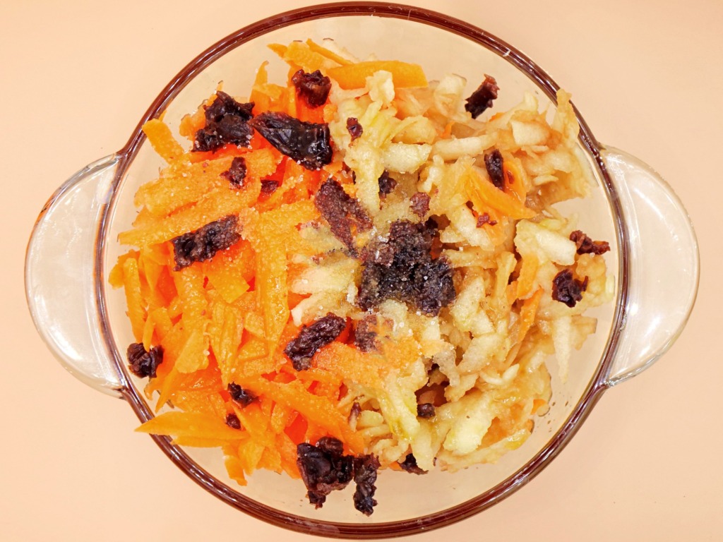 Carrot, apple and raisin salad with olive oil recipe