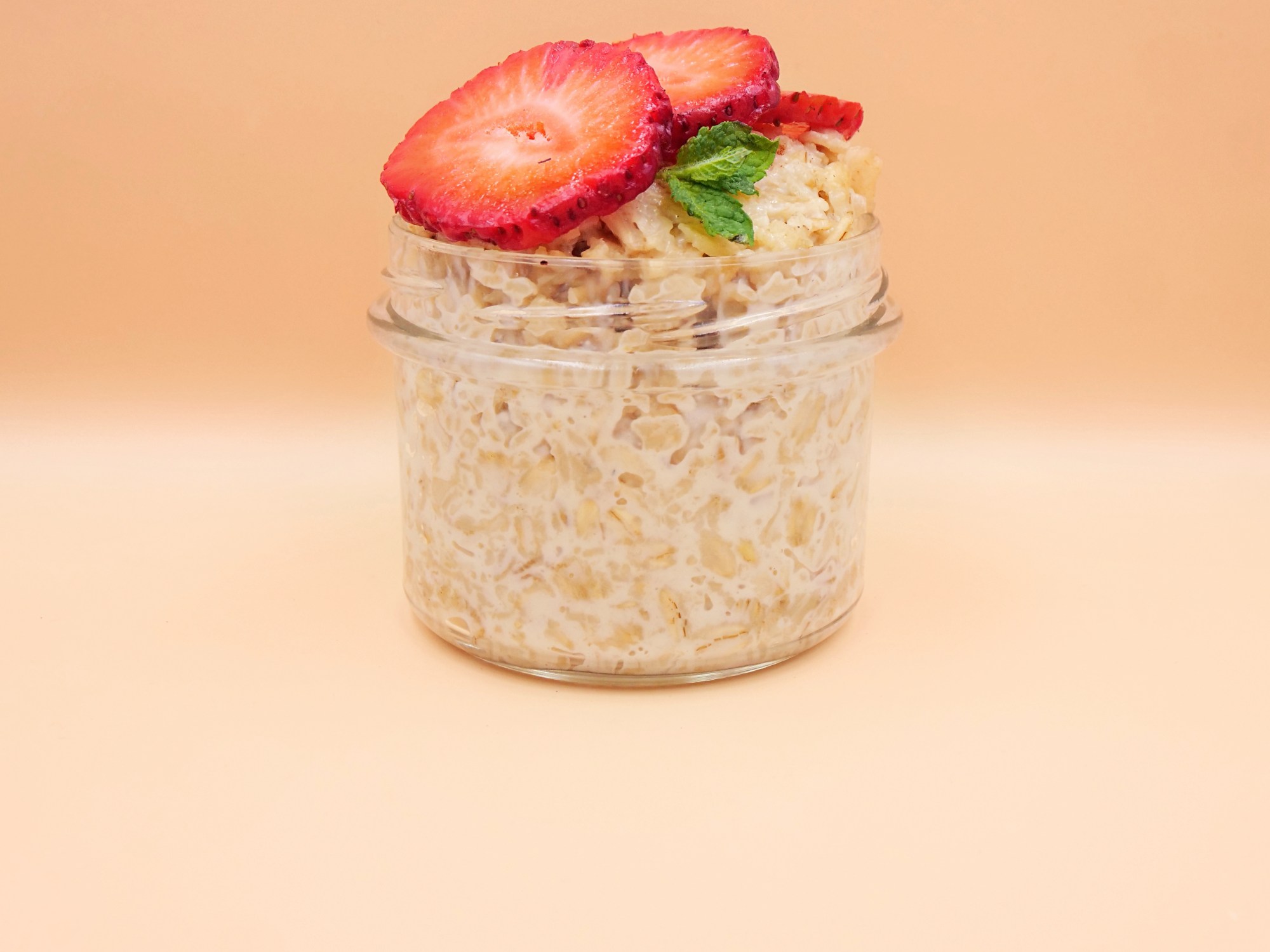 Oatmeal with milk and strawberries recipe