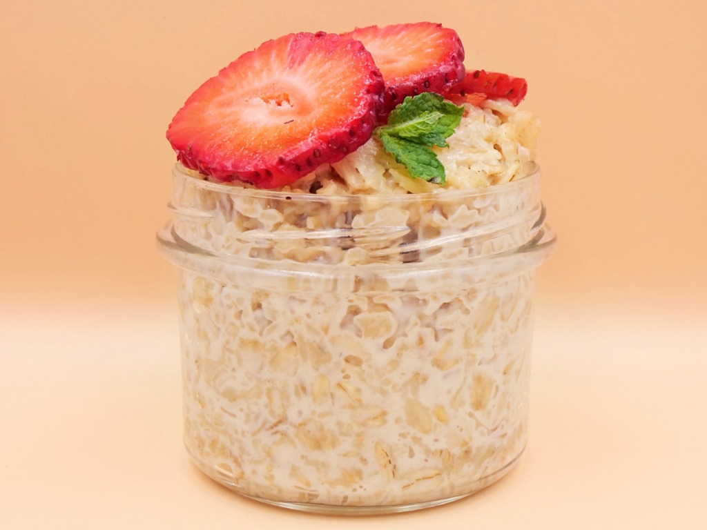 Oatmeal with milk and strawberries recipe