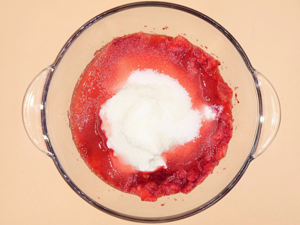 Pasta with strawberries and yogurt recipe