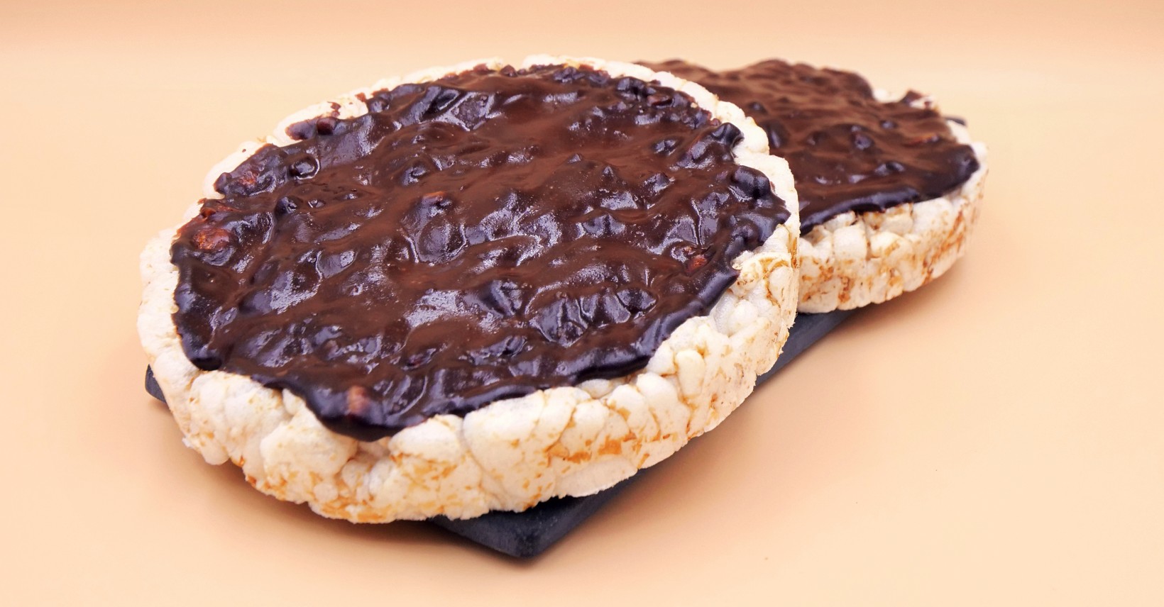 Rice cakes with chocolate-nut protein paste