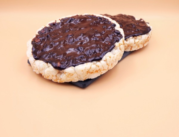 Rice cakes with chocolate-nut protein paste