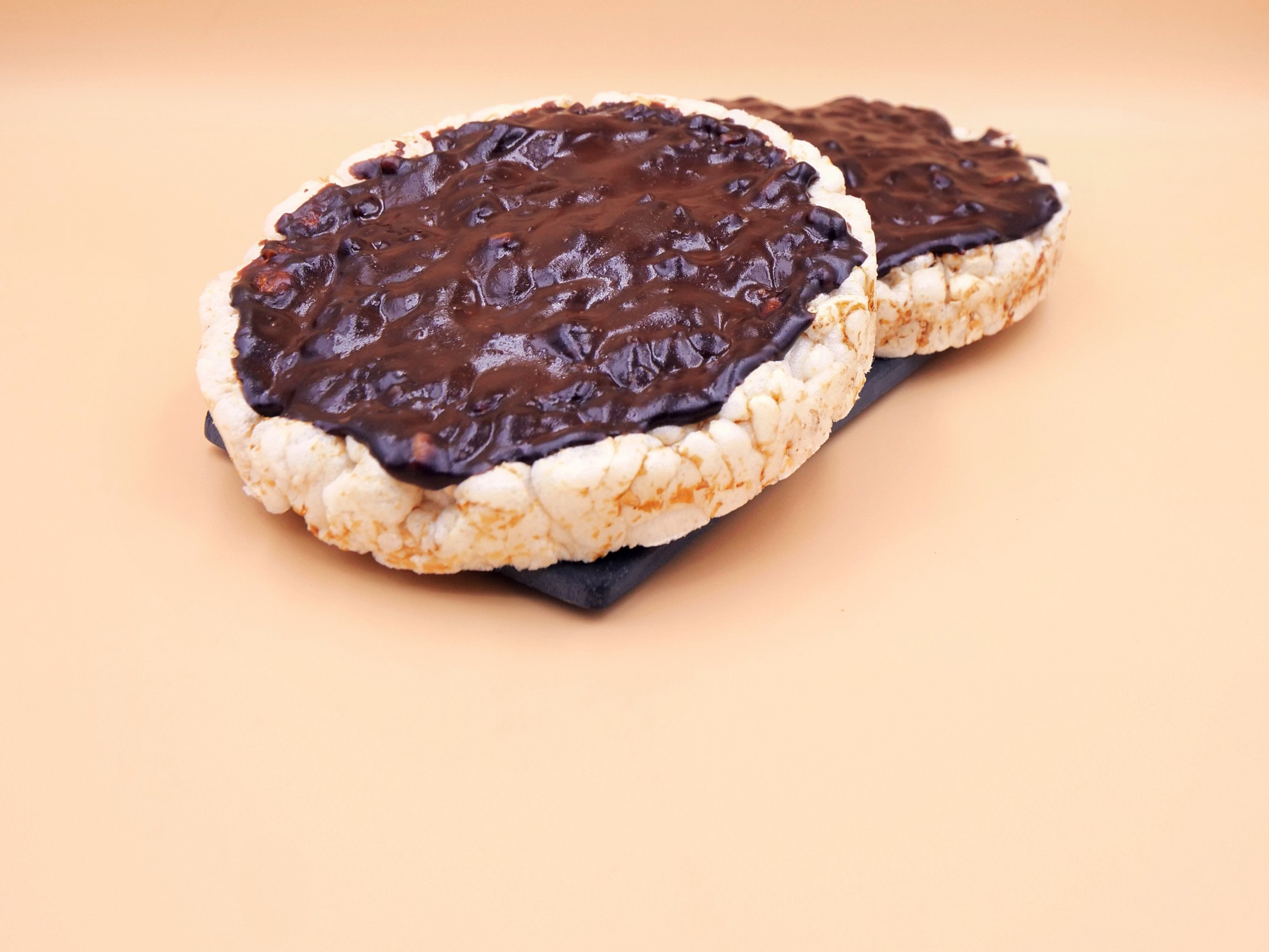 Rice cakes with chocolate-nut protein paste