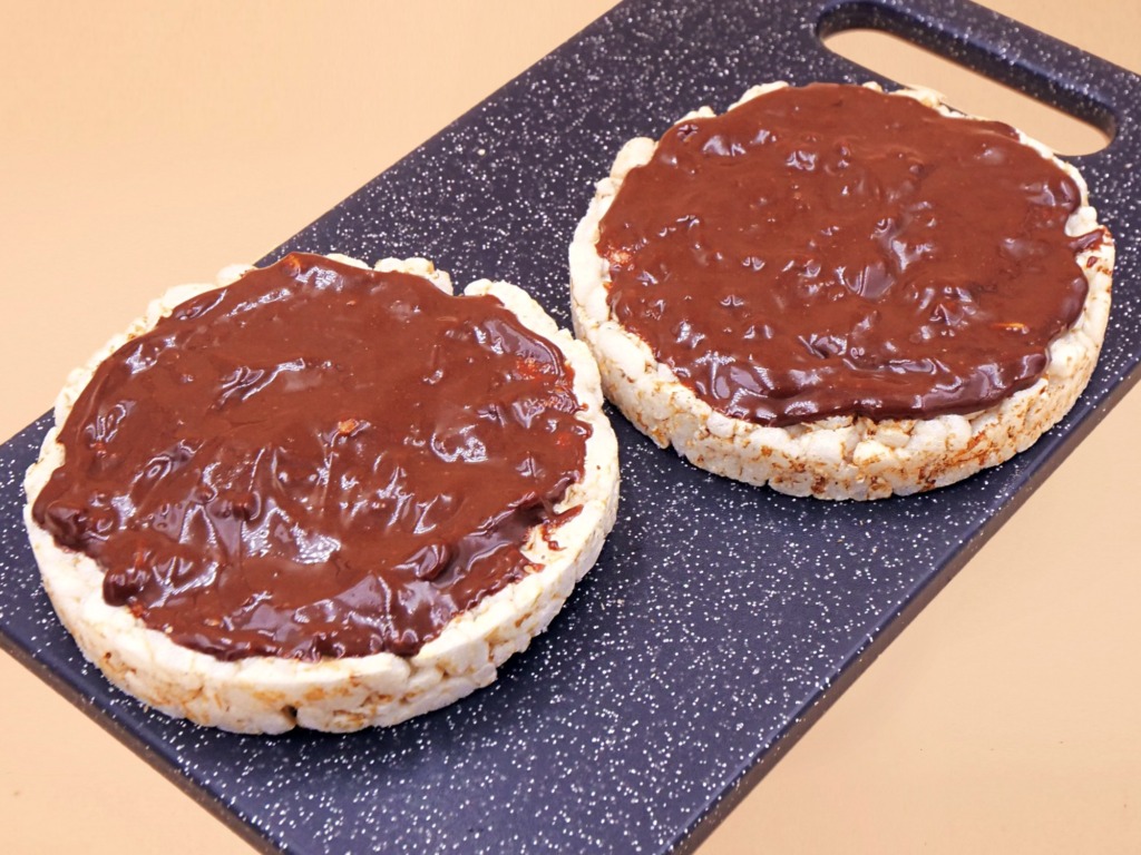 Rice cakes with chocolate-nut protein paste
