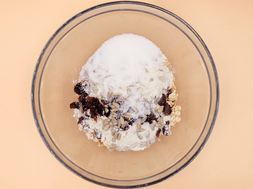 Oatmeal cookies with raisins and sunflower seeds recipe