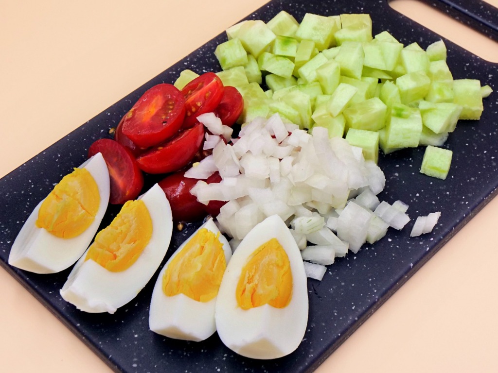 Tuna salad with egg and yogurt-horseradish sauce recipe