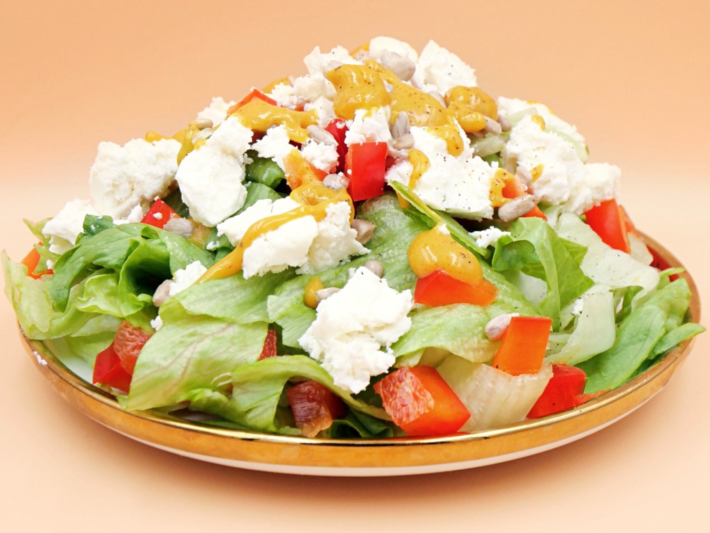 Feta cheese salad with bell pepper and sunflower seeds recipe