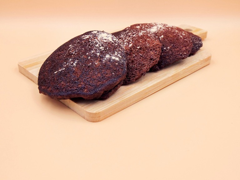 Fluffy banana-chocolate pancakes recipe
