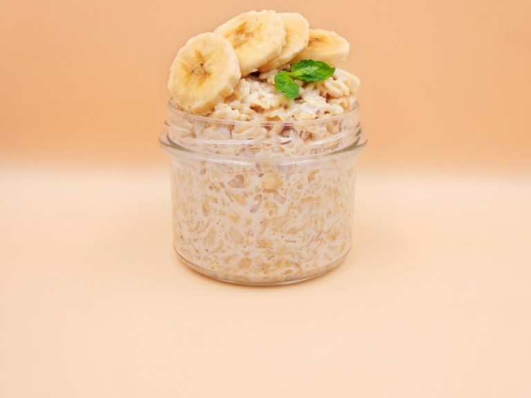 Oatmeal with milk and banana recipe