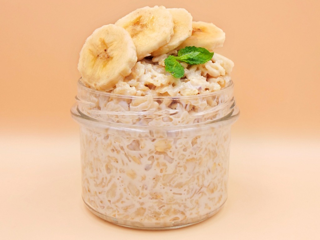 Oatmeal with milk and banana recipe