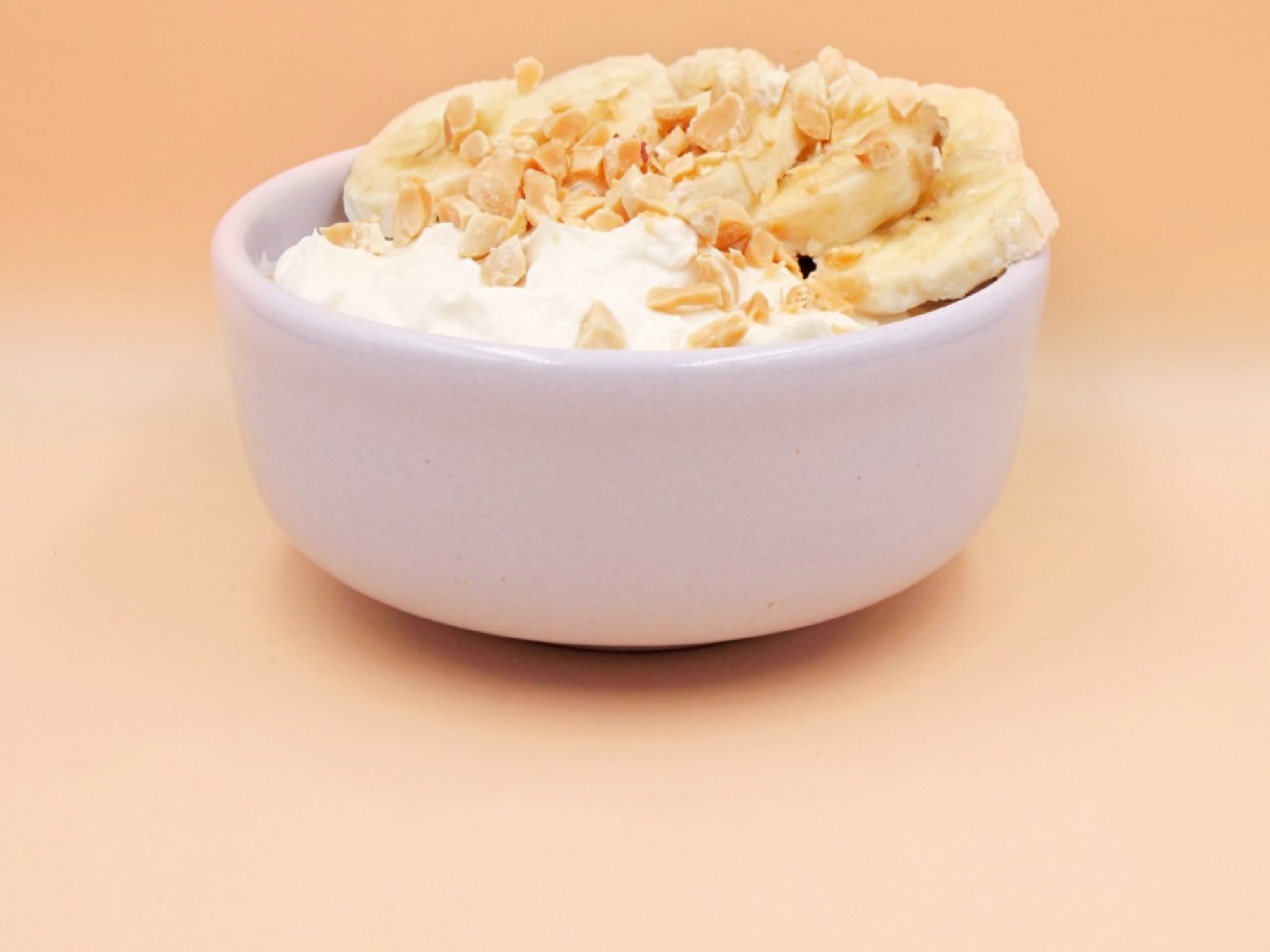 Yogurt with peanut butter, banana and peanuts recipe