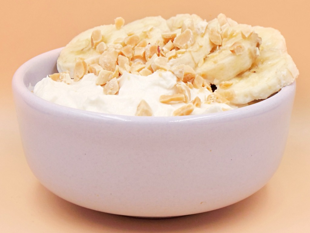 Yogurt with peanut butter, banana and peanuts recipe